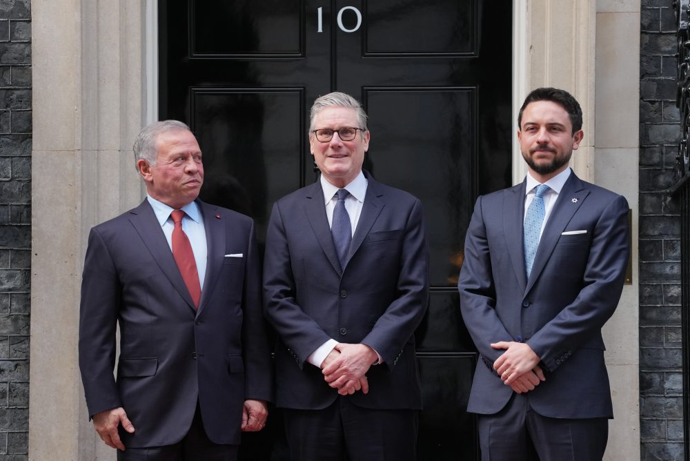 Jordánsky kráľ Abdalláh II. a korunný princ Husajn bin Abdalláh pricestovali na návštevu Británie