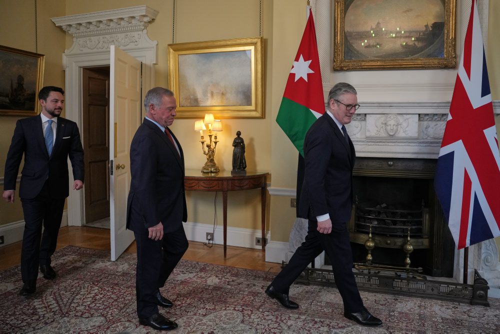 Jordánsky kráľ Abdalláh II. a korunný princ Husajn bin Abdalláh pricestovali na návštevu Británie