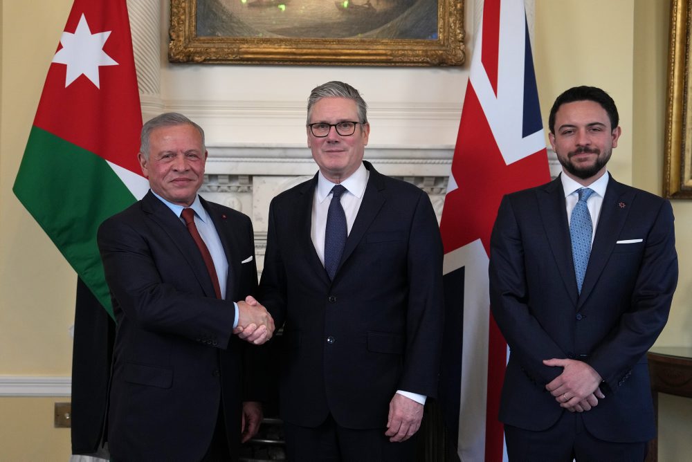 Jordánsky kráľ Abdalláh II. a korunný princ Husajn bin Abdalláh pricestovali na návštevu Británie