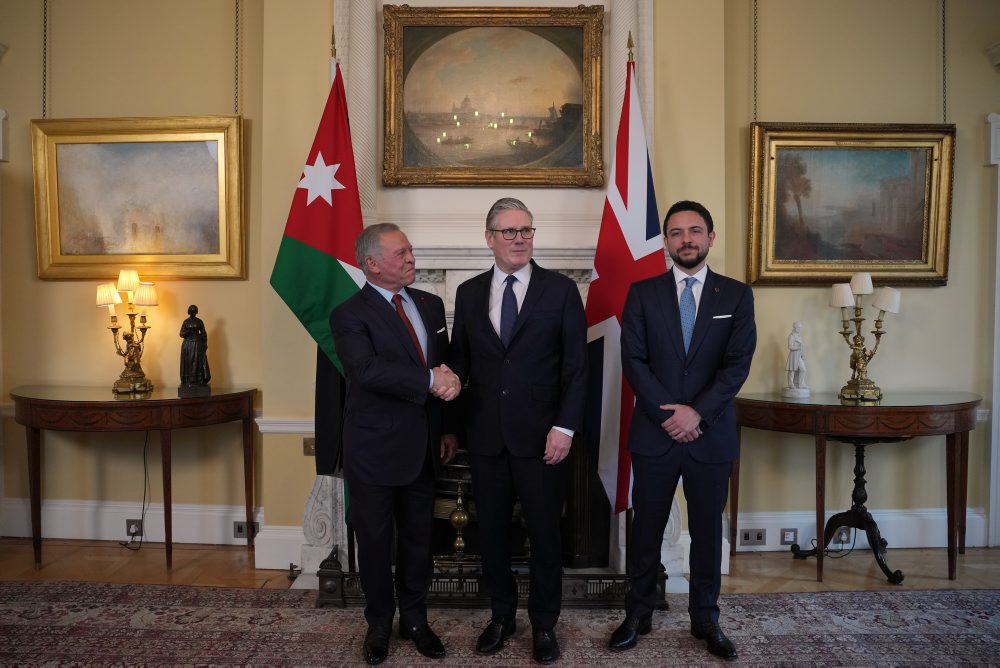 Jordánsky kráľ Abdalláh II. a korunný princ Husajn bin Abdalláh pricestovali na návštevu Británie