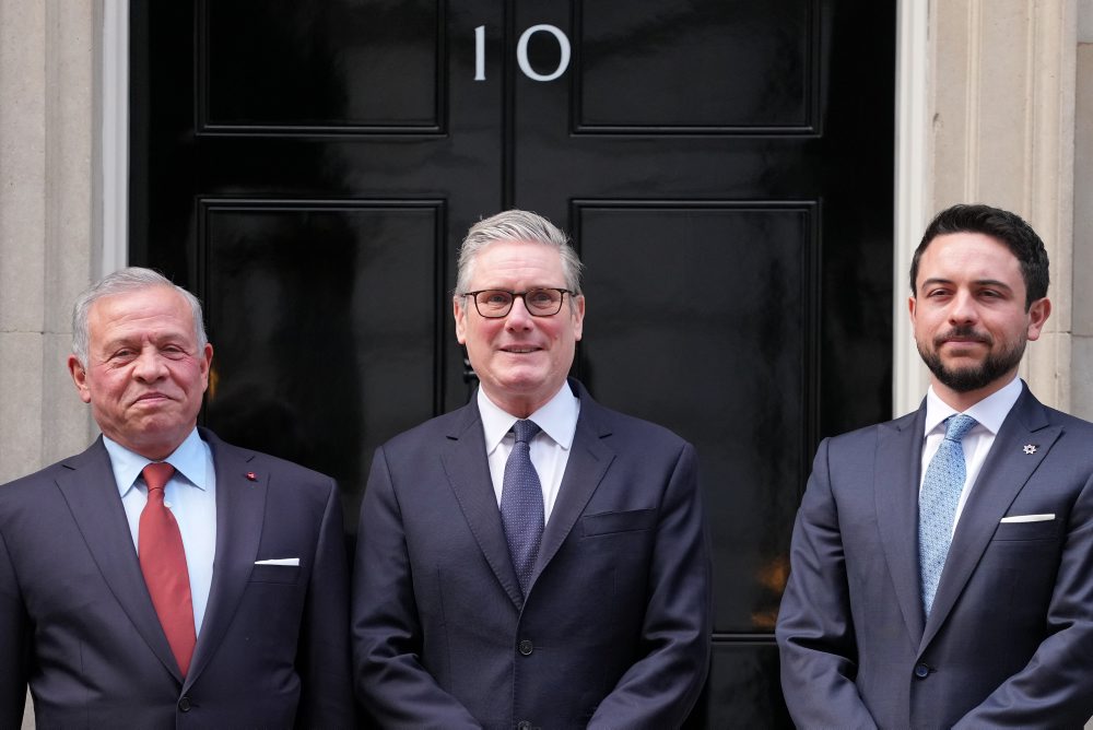 Jordánsky kráľ Abdalláh II. a korunný princ Husajn bin Abdalláh pricestovali na návštevu Británie