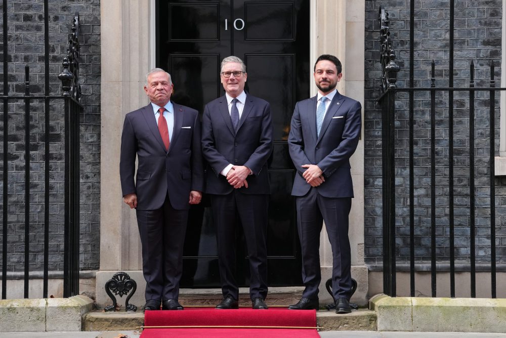 Jordánsky kráľ Abdalláh II. a korunný princ Husajn bin Abdalláh pricestovali na návštevu Británie