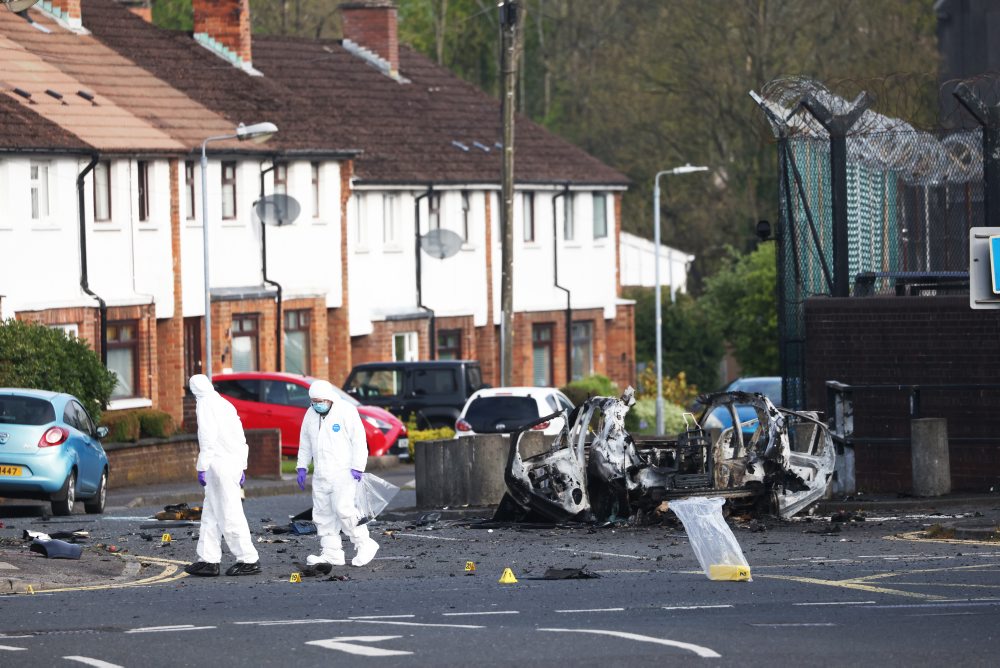 Výbuch bomby v aute na predmestí Belfastu 