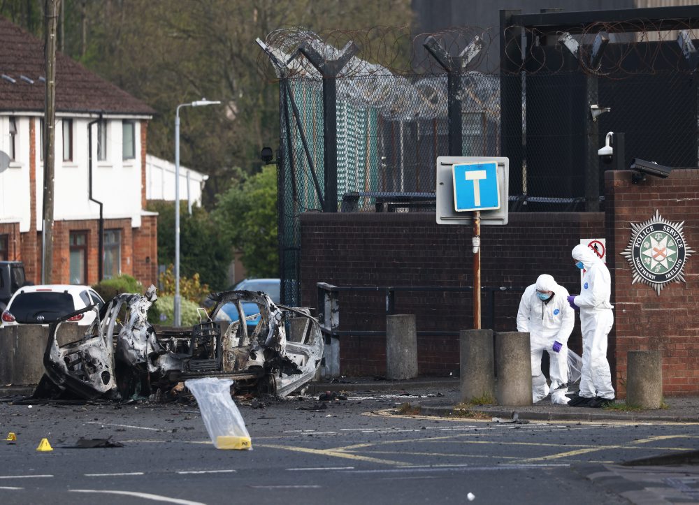 Výbuch bomby v aute na predmestí Belfastu 