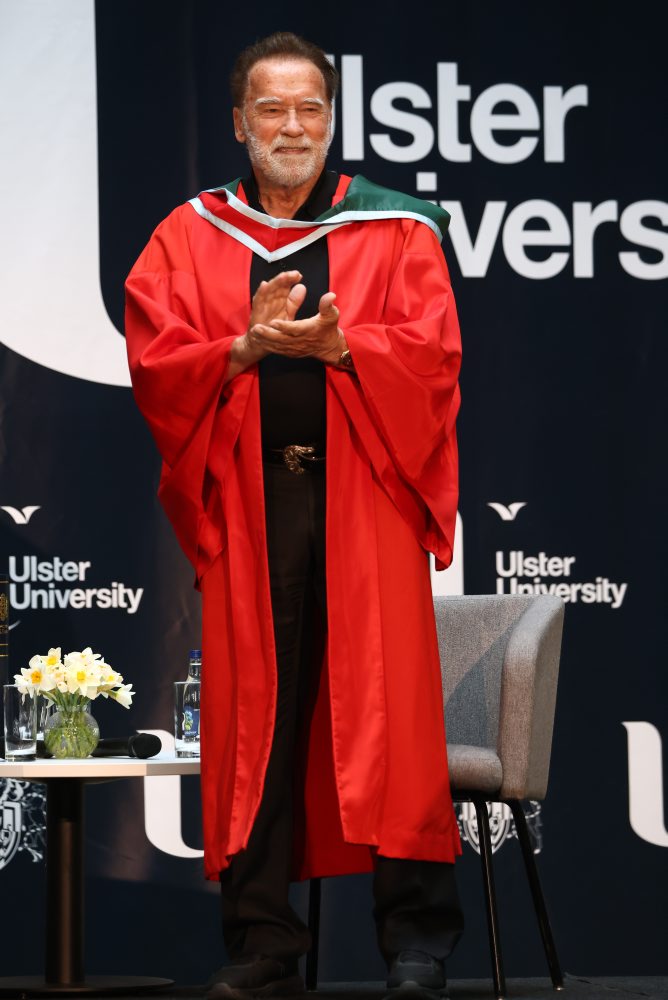 Schwarzenegger si Severnom Írsku prevzal čestný doktorát