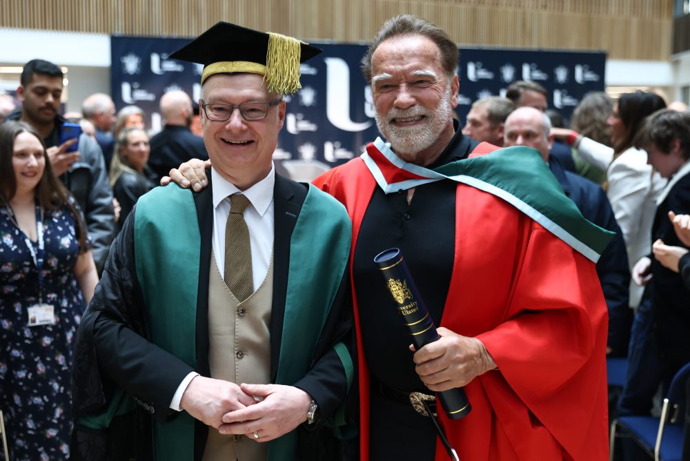 Schwarzenegger si Severnom Írsku prevzal čestný doktorát