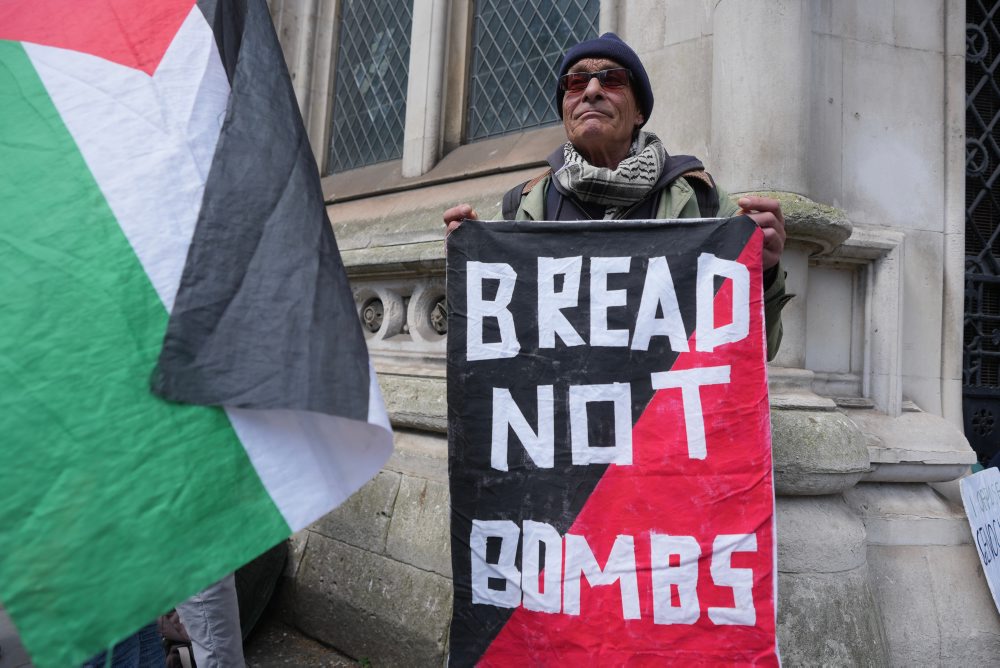 Protest podporovateľov organizácie Palestine Action pred budovou Kráľovského súdneho dvora v Londýne