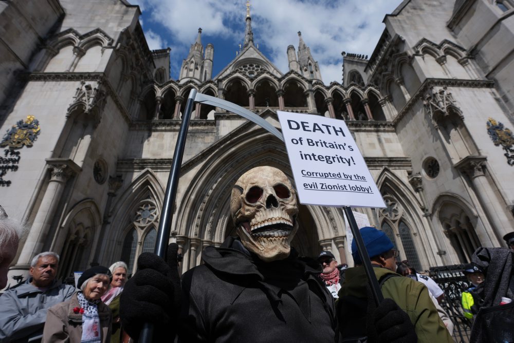 Protest podporovateľov organizácie Palestine Action pred budovou Kráľovského súdneho dvora v Londýne