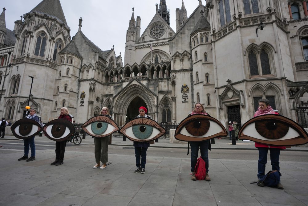 Protest podporovateľov organizácie Palestine Action pred budovou Kráľovského súdneho dvora v Londýne