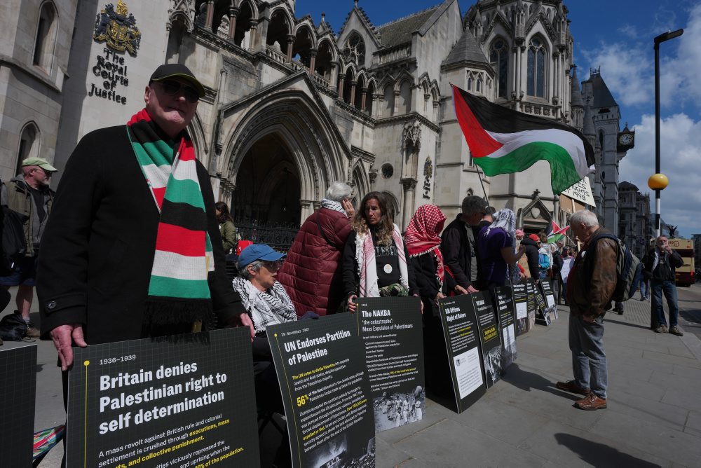 Protest podporovateľov organizácie Palestine Action pred budovou Kráľovského súdneho dvora v Londýne