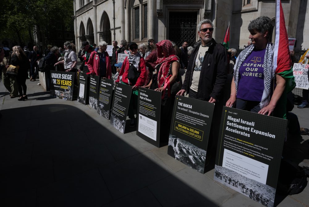 Protest podporovateľov organizácie Palestine Action pred budovou Kráľovského súdneho dvora v Londýne