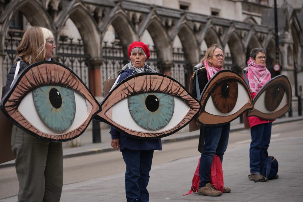 Protest podporovateľov organizácie Palestine Action pred budovou Kráľovského súdneho dvora v Londýne