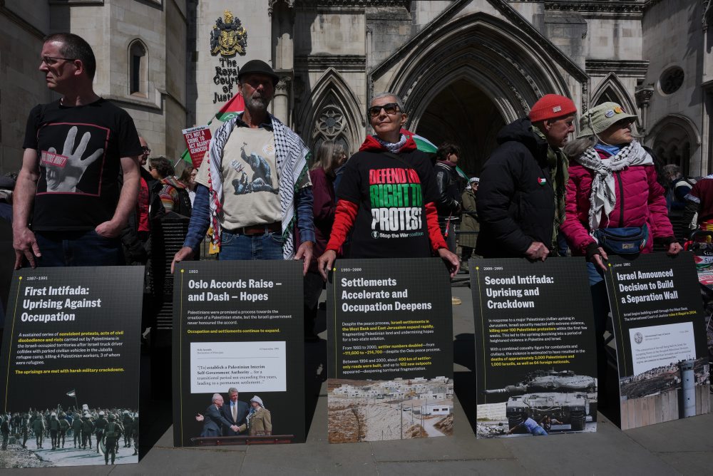 Protest podporovateľov organizácie Palestine Action pred budovou Kráľovského súdneho dvora v Londýne