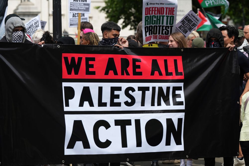 Británia: Zákaz skupiny Palestine Action je podľa odvolacieho súdu zákonný