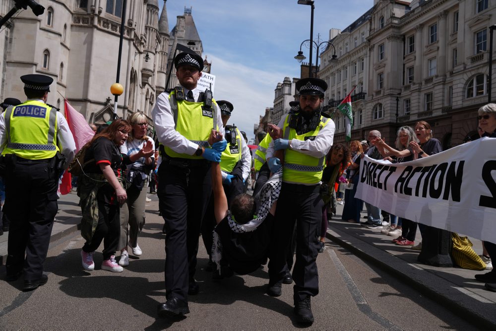 Británia: Zákaz skupiny Palestine Action je podľa odvolacieho súdu zákonný