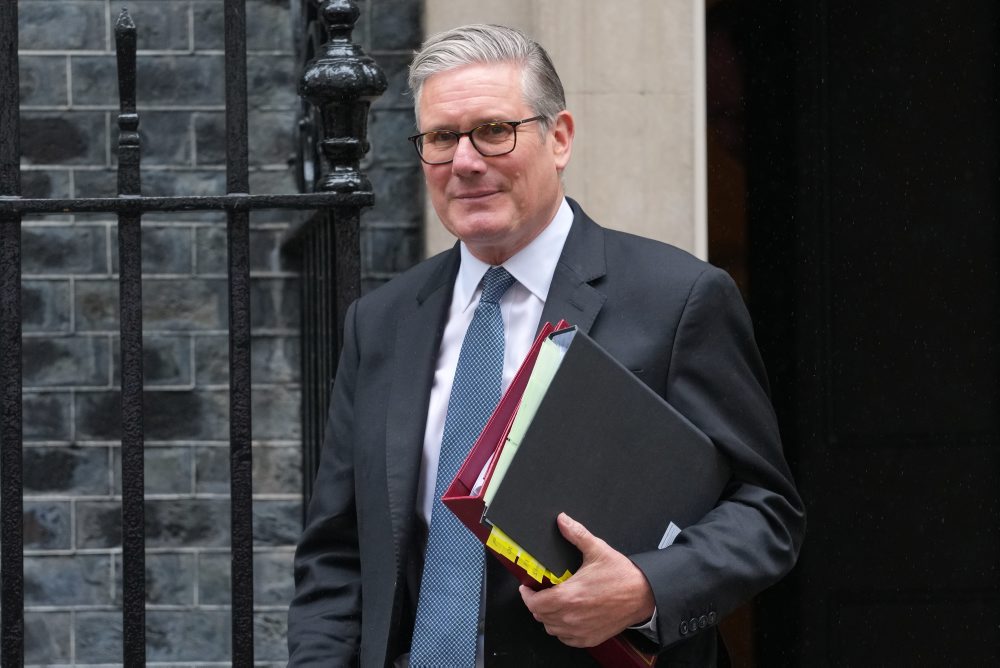 Starmer: Musk sa snaží po vražde študenta vyvolať v Británii rozkol