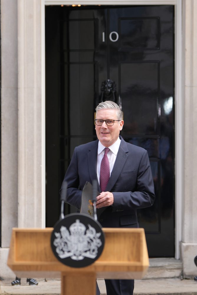 BRITSKÝ PREMIÉR KEIR STARMER OZNÁMIL, ŽE ODSTÚPI Z FUNKCIE