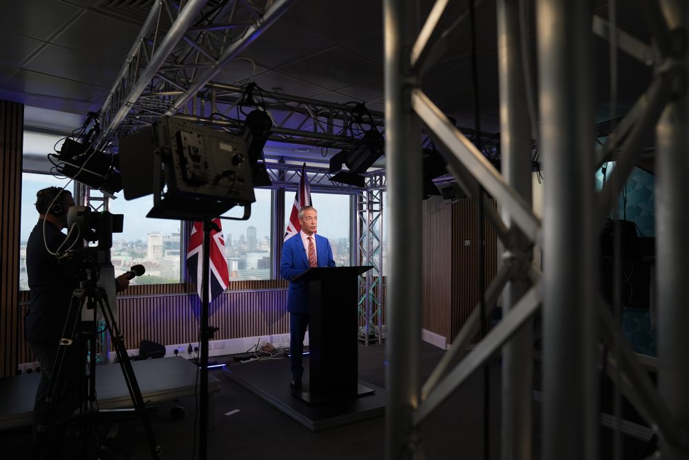 Británia: Farage odchádza z parlamentu, aby vyvolal doplňovacie voľby