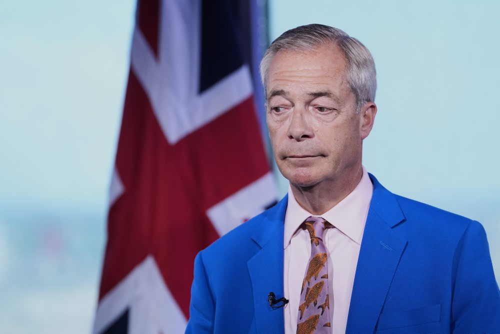 Británia: Farage odchádza z parlamentu, aby vyvolal doplňovacie voľby