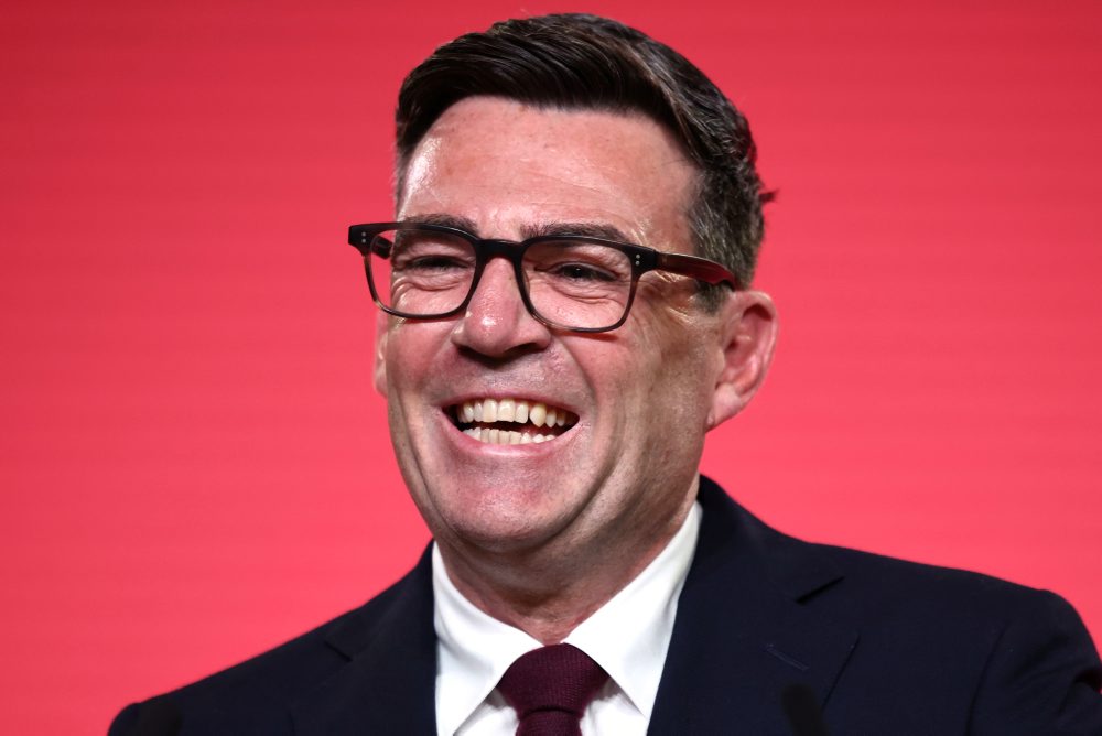 Novým lídrom britských labouristov sa oficiálne stal Andy Burnham