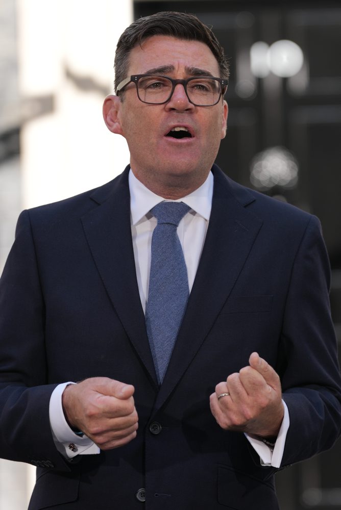 Burnham sa stal novým britským premiérom