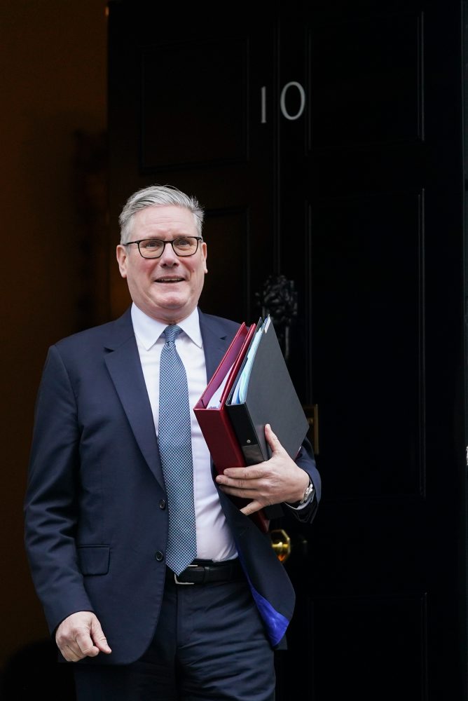 Starmer: Nasadenie britských vojakov na Ukrajinu by musel odsúhlasiť parlament