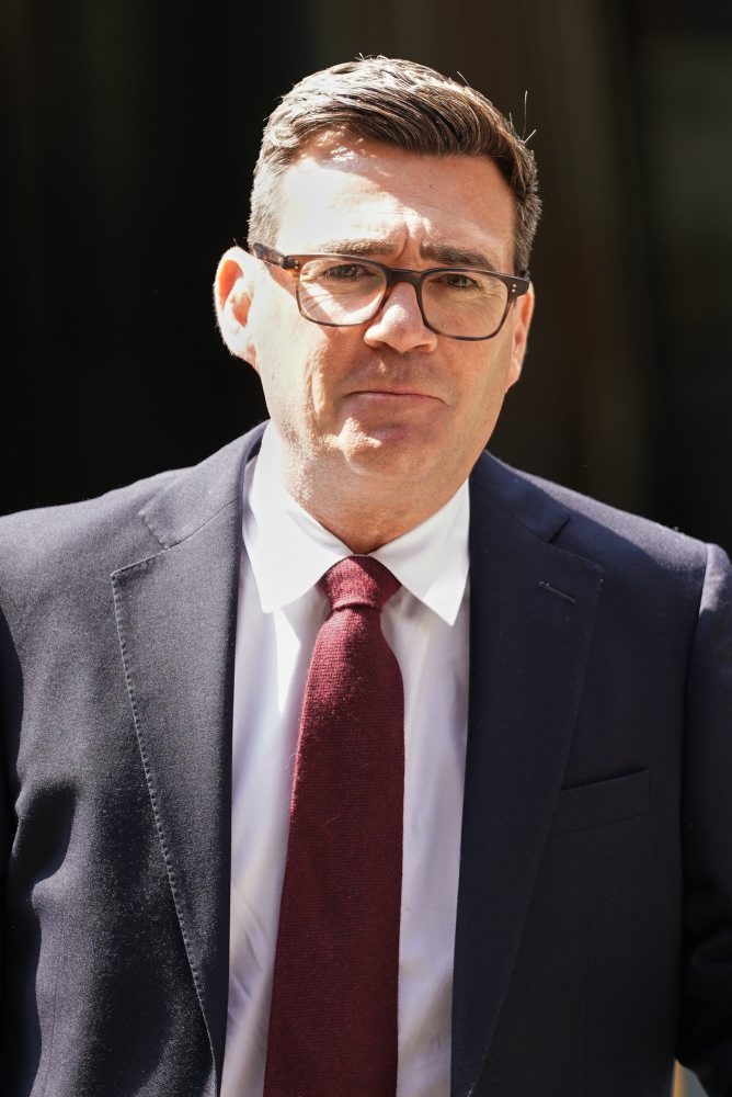 Novým lídrom britských labouristov sa oficiálne stal Andy Burnham