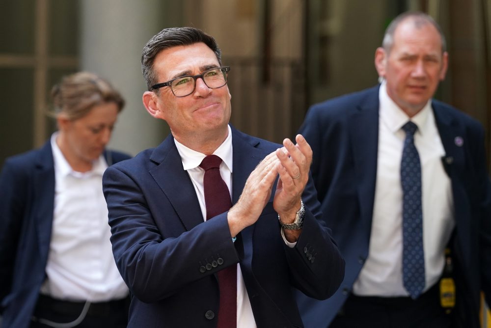 Novým lídrom britských labouristov sa oficiálne stal Andy Burnham