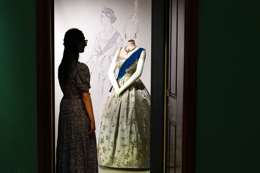 Výstava s názvom Kráľovná Alžbeta II.: Jej život v štýle"