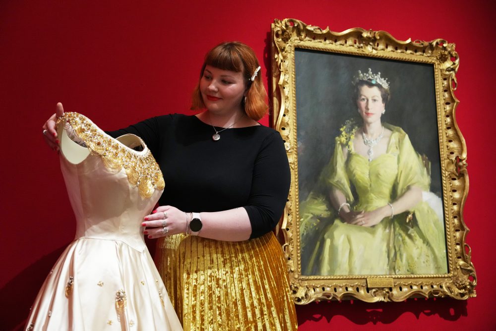 Výstava s názvom Kráľovná Alžbeta II.: Jej život v štýle"