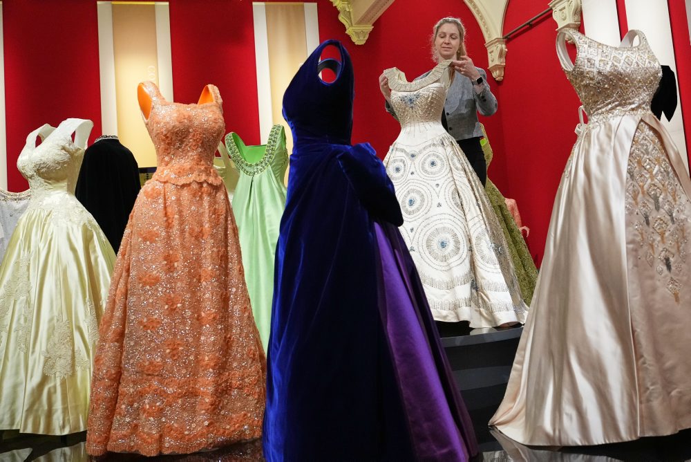 Výstava s názvom Kráľovná Alžbeta II.: Jej život v štýle"