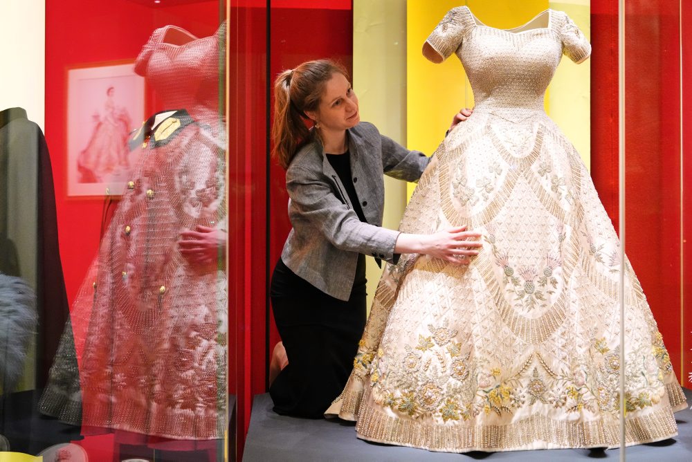 Výstava s názvom Kráľovná Alžbeta II.: Jej život v štýle"