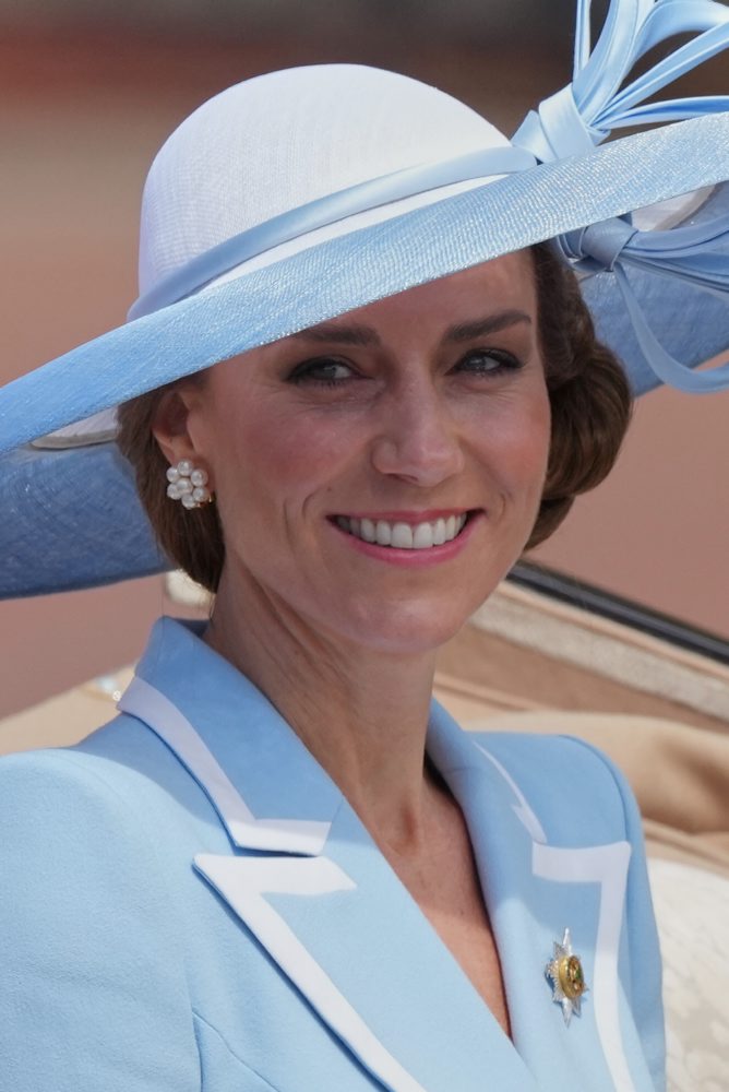 Vojenská prehliadka na počesť narodenín britského kráľa