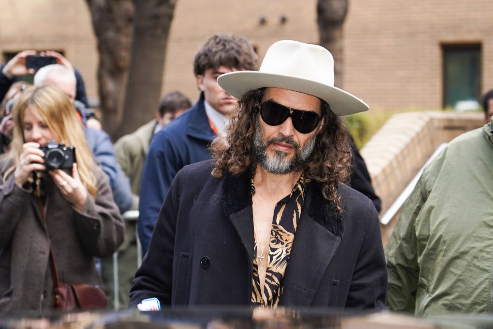 Súdny proces s britským komikom Russellom Brandom