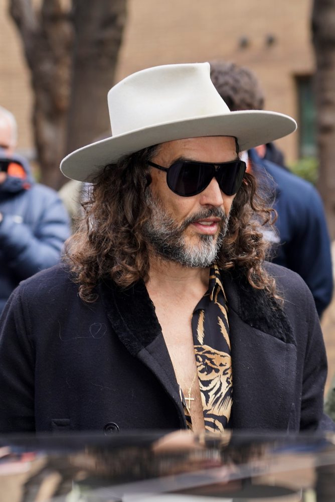 Súdny proces s britským komikom Russellom Brandom