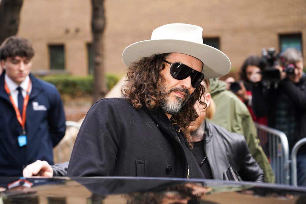 Súdny proces s britským komikom Russellom Brandom