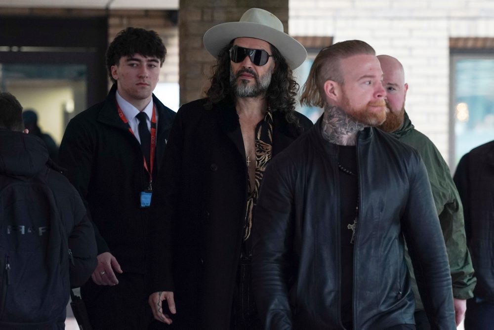 Súdny proces s britským komikom Russellom Brandom