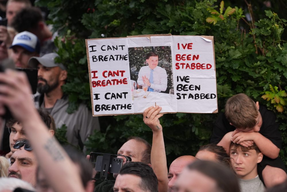 Protestujúci útočili na políciu počas zhromaždenia po vražde študenta