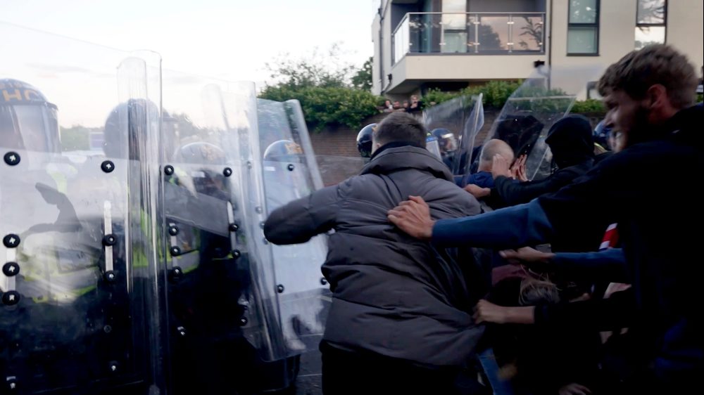 Protestujúci útočili na políciu počas zhromaždenia po vražde študenta