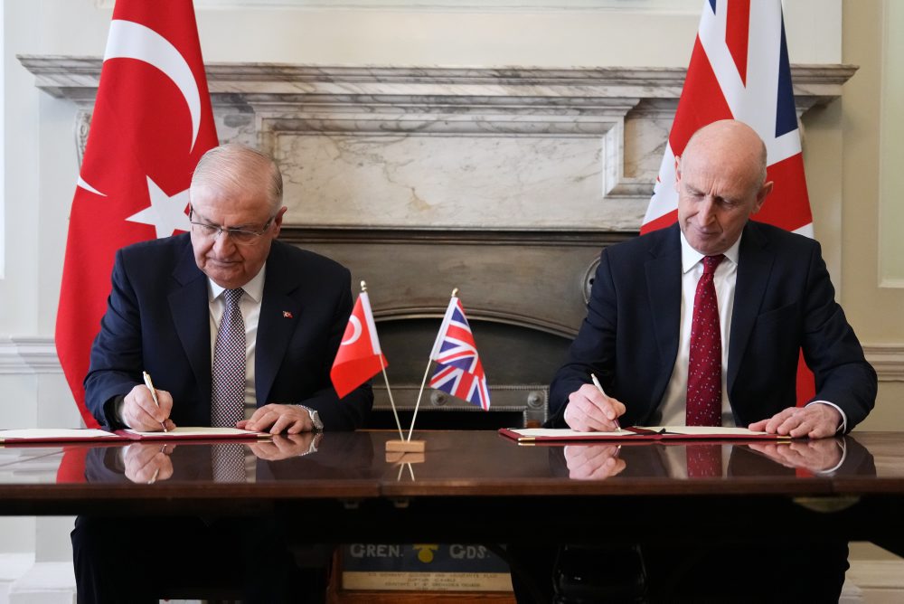 Turecký minister obrany Yasar Güler pricestoval na návštevu Británie, kde podpísal dohodu o nákupe 20 stíhačiek Eurofighter Typhoon 