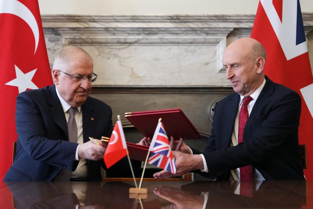 Turecký minister obrany Yasar Güler pricestoval na návštevu Británie, kde podpísal dohodu o nákupe 20 stíhačiek Eurofighter Typhoon 