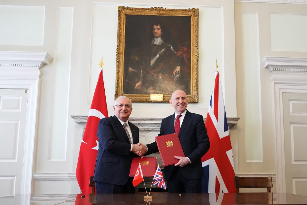 Turecký minister obrany Yasar Güler pricestoval na návštevu Británie, kde podpísal dohodu o nákupe 20 stíhačiek Eurofighter Typhoon 