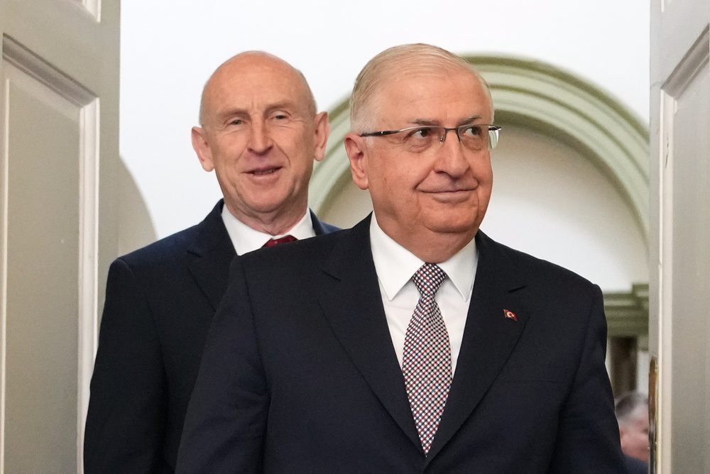 Turecký minister obrany Yasar Güler pricestoval na návštevu Británie