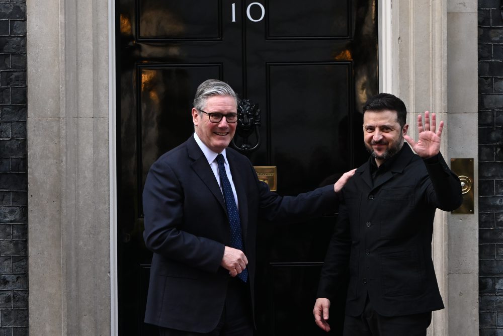 Ukrajinský prezident Volodymyr Zelenskyj pricestoval na návštevu Británie, stretol sa s premiérom Starmerom