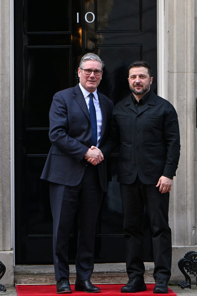 Ukrajinský prezident Volodymyr Zelenskyj pricestoval na návštevu Británie, stretol sa s premiérom Starmerom
