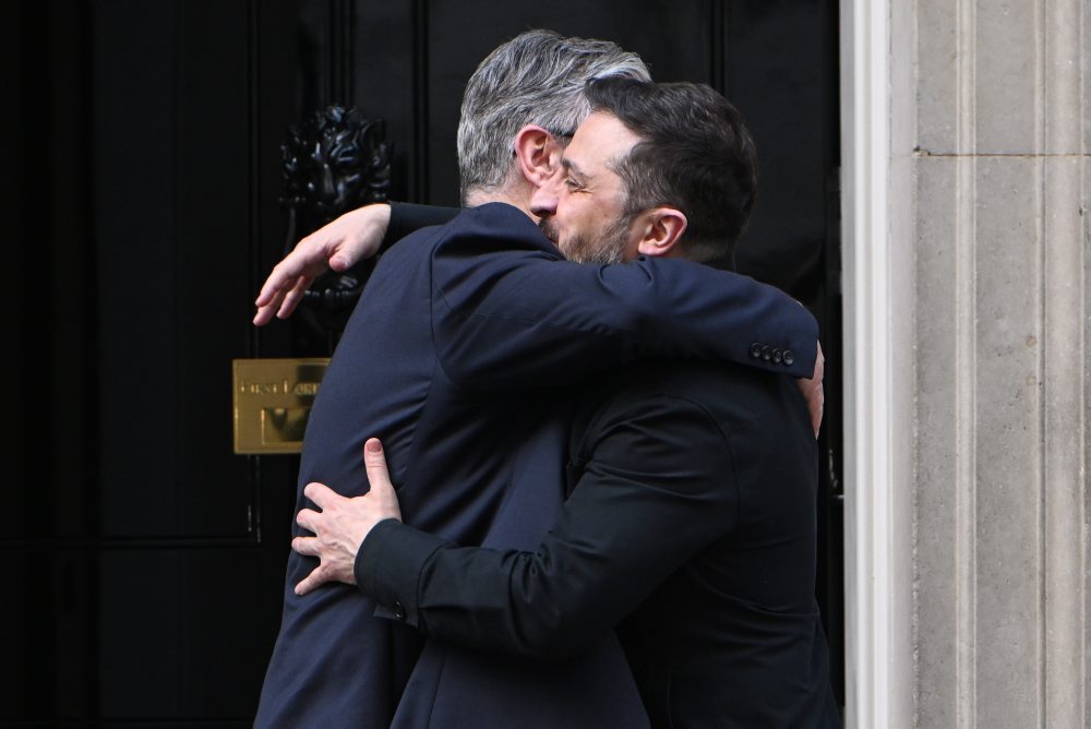 Ukrajinský prezident Volodymyr Zelenskyj pricestoval na návštevu Británie, stretol sa s premiérom Starmerom