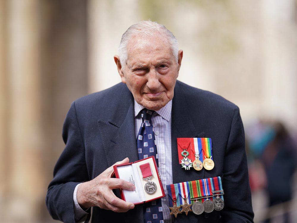 Veterán Mervyn Kersh s vyznamenaním Rad britského impéria