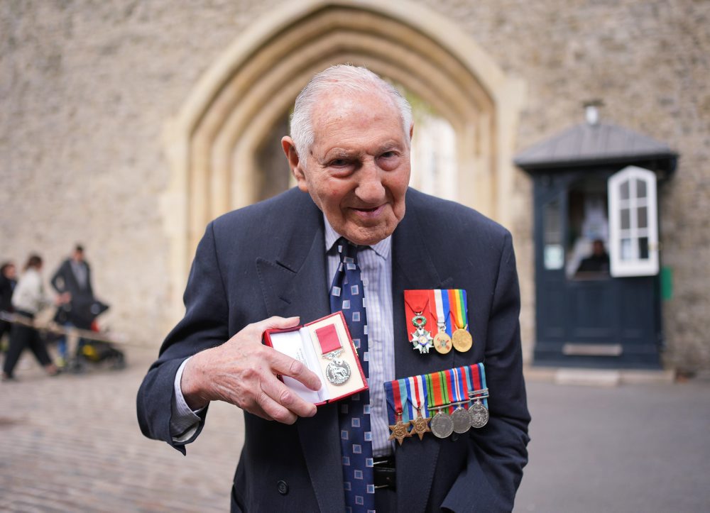 Veterán Mervyn Kersh s vyznamenaním Rad britského impéria