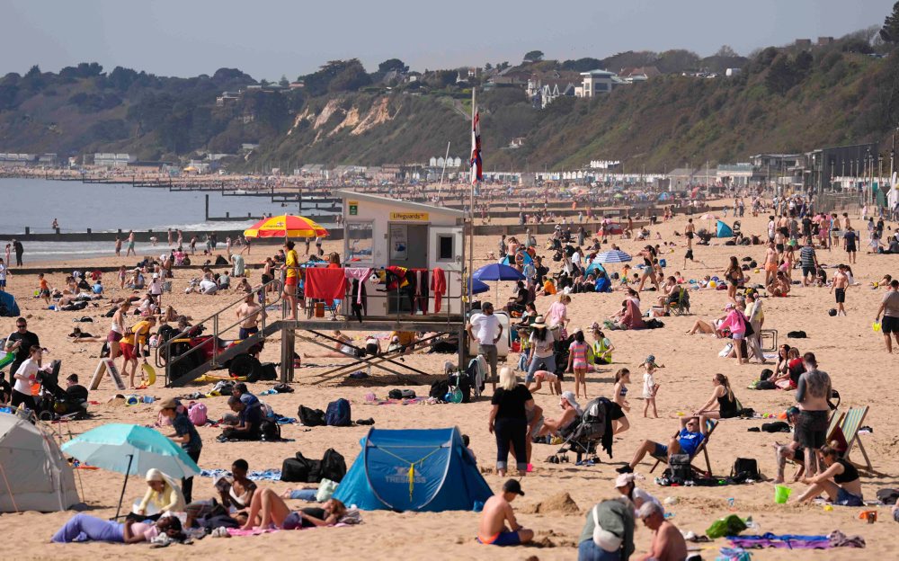 Ľudia na pláži v prímorskom stredisku Bournemouth