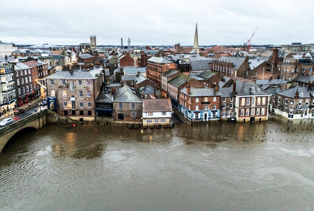 Británia: Pre tlakovú níž Bram vydali výstrahy pred silným dažďom a vetrom